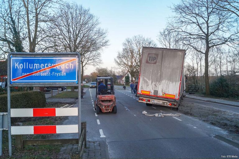 Vrachtwagen rijdt zich vast op fietspad in Kollumerzwaag, verkeer ondervindt hinder [+foto’s]