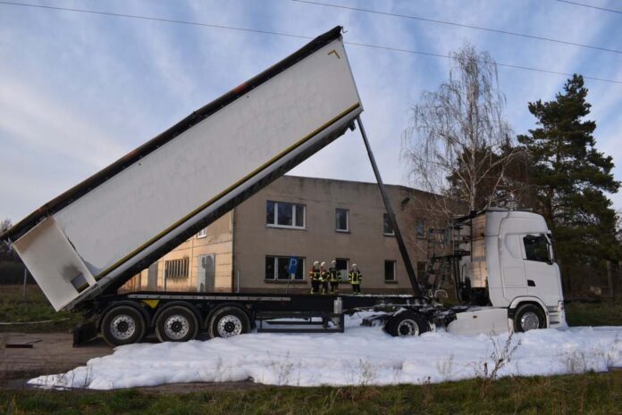 Vrachtwagen raakt stroomdraad