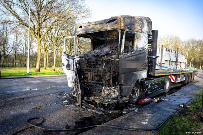 Vrachtwagen trekker volledig uitgebrand op parkeerplaats De Blaak langs A58
