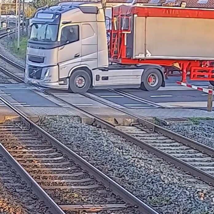 Vrachtwagen op spoor