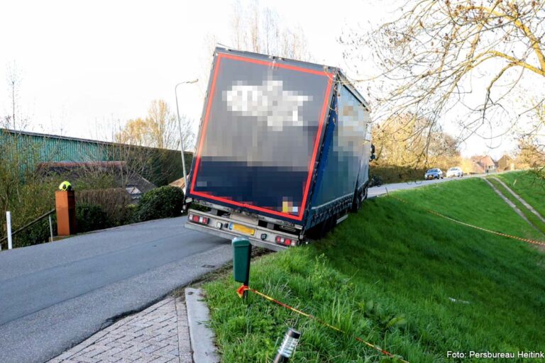 Vrachtwagencombinatie dreigt van dijk te glijden in Spijk