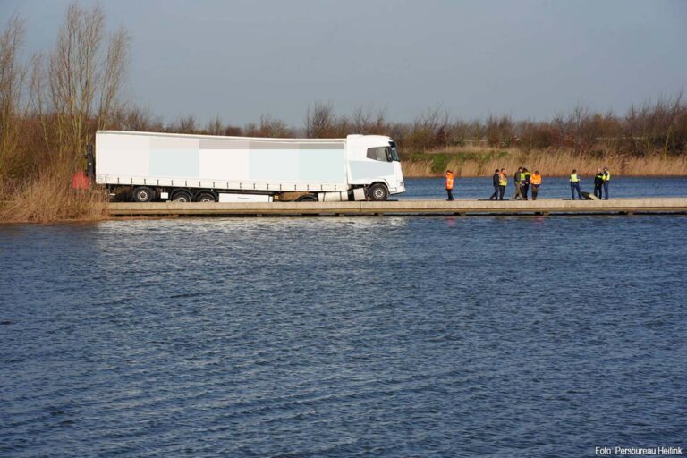 Vrachtwagen zakt door brug op fietspad in de Biesbosch [+foto’s]