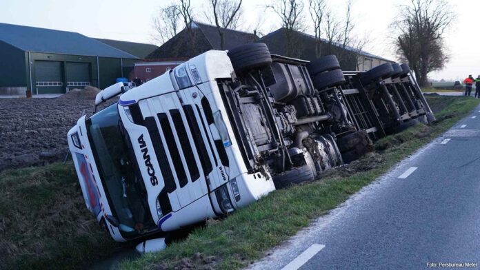 Vrachtwagen in de sloot - Huizinge