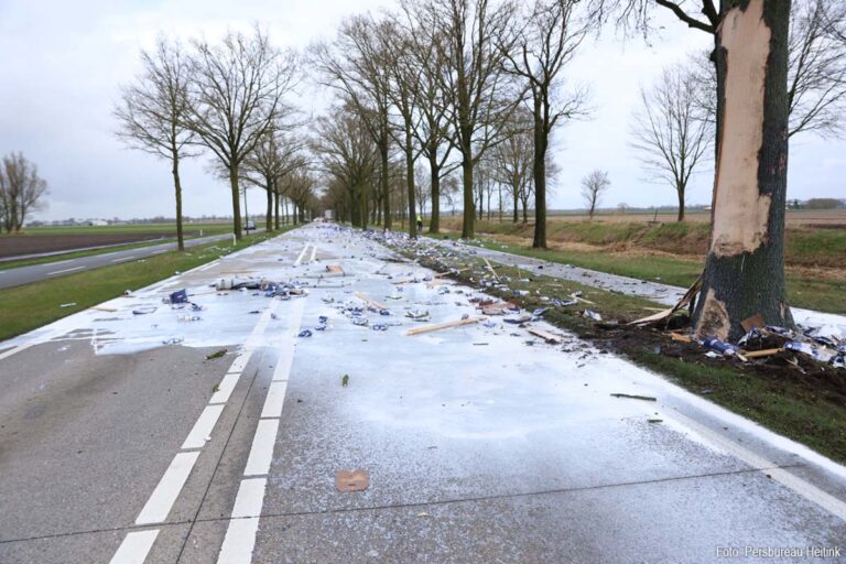 Vrachtwagen botst tegen boom en verliest lading melk op N277 [+foto’s]