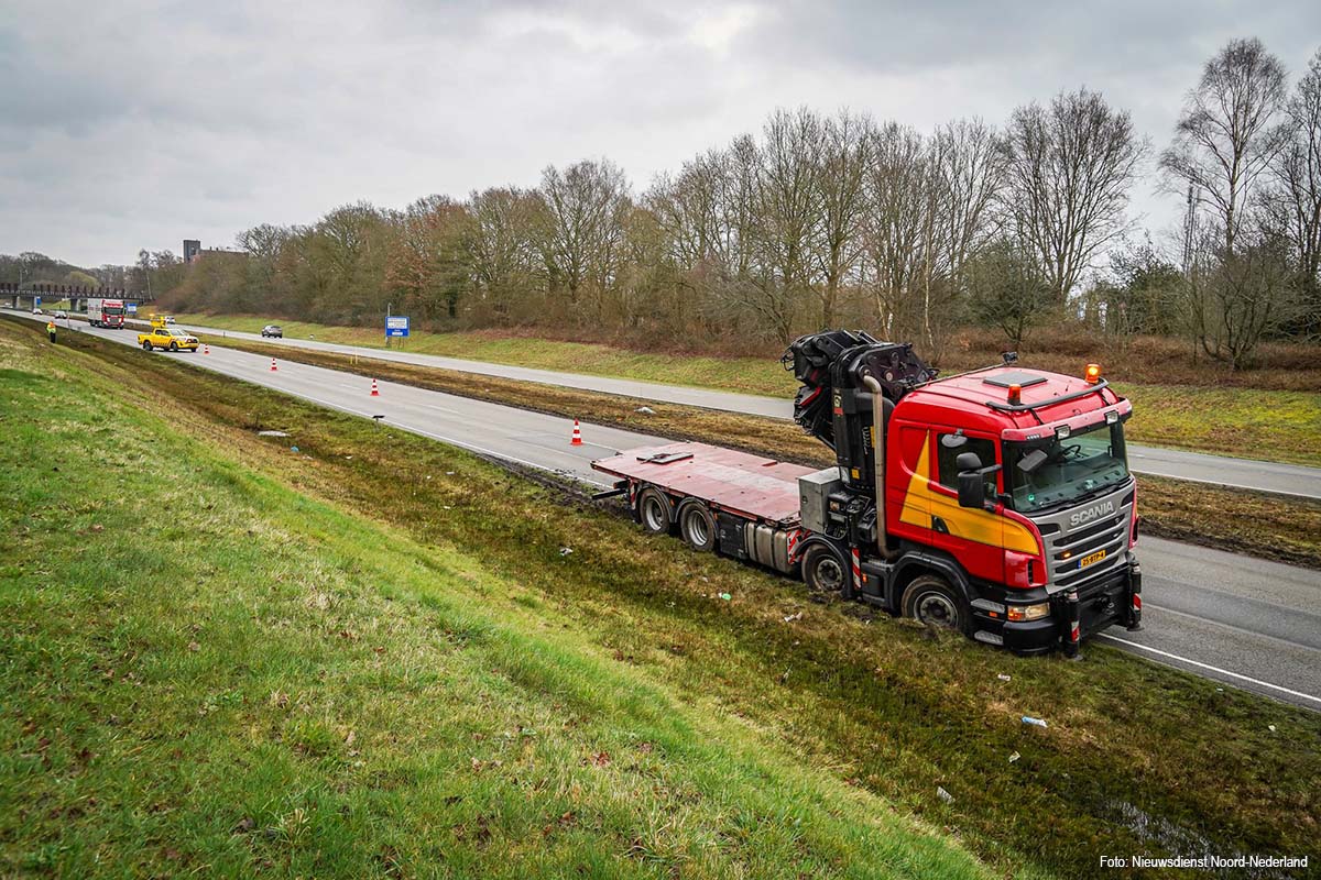 Vrachtwagen naast rijbaan op N391 bij Emmen, rechter rijstrook afgesloten