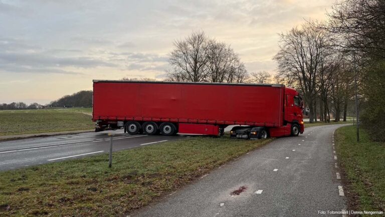 Vrachtwagen blokkeert weg tussen Oldenzaal en De Lutte: weg volledig afgesloten