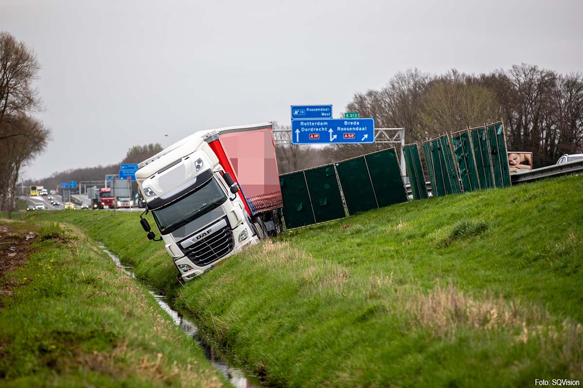 Vrachtwagen van de weg geraakt op A58 bij Roosendaal