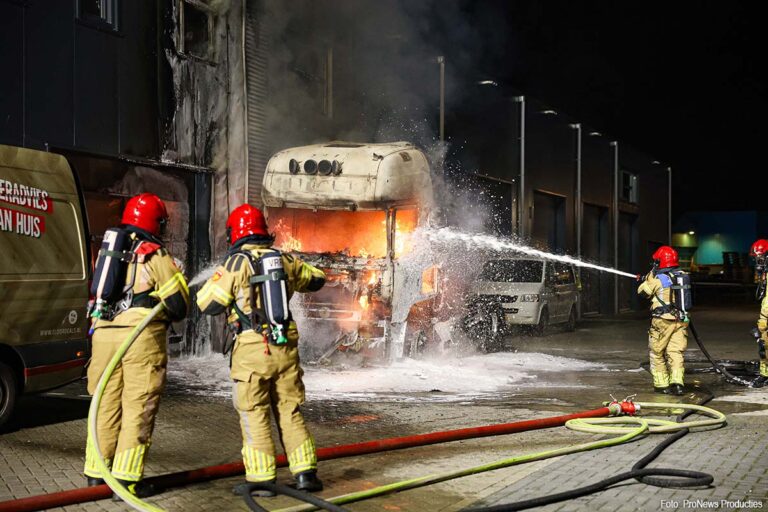 Felle vrachtwagenbrand veroorzaakt schade aan bedrijfsunits in Emmeloord