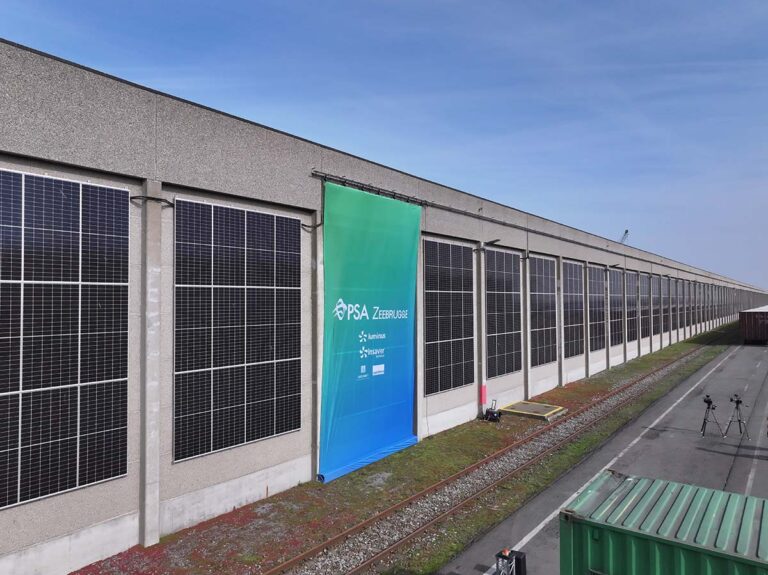 PSA Zeebrugge haalt helft stroomverbruik uit verticale zonnepaneleninstallatie