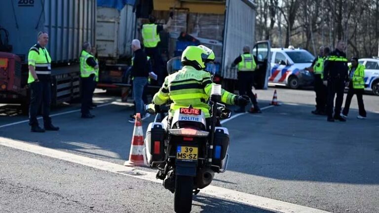 Honderden auto’s, vrachtwagens en (trein)passagiers gecontroleerd bij grote grensactie Nederland-Duitsland