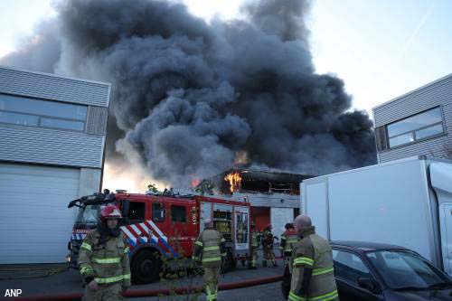 Uitslaande brand bij opslaglocatie voor elektrische scooters in Amsterdam [+video]