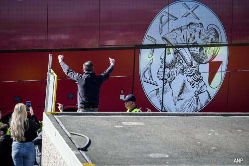 Ajaxbus kort stilgezet door groep met fakkels op snelweg A4 [+video]