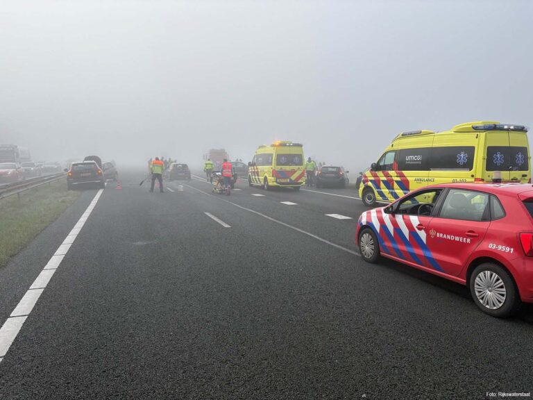 Zeven auto’s betrokken bij ongeval op A28 bij Assen, weg dicht en flinke vertraging verwacht