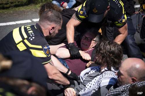 Politie houdt ruim 400 demonstranten aan na XR-blokkade A12