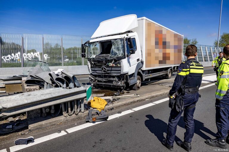 Vrachtwagen botst op RIMOB bij afrit S112 op A10, chauffeur gewond