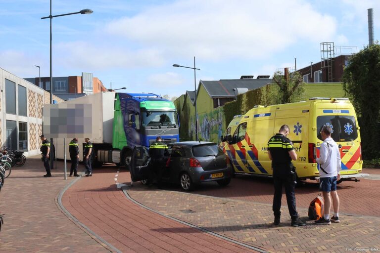 Voetgangster ernstig gewond na aanrijding met vrachtwagen in Veenendaal