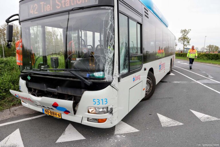 Lijnbus met passagiers aangereden door vrachtwagen op N322 [+foto’s]