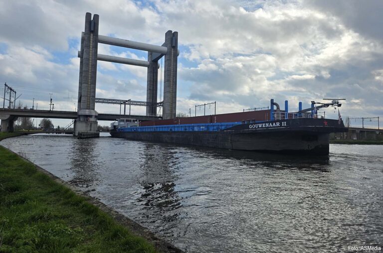 Schip vaart tegen spoorbrug in Gouda, treinverkeer stilgelegd [+foto’s]