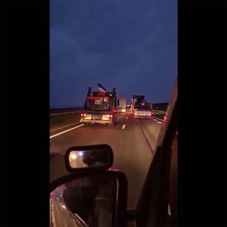 Vrachtwagenchauffeurs houden langzaamaanactie op de Afsluitdijk tegen hoge brandstofprijzen [+video]