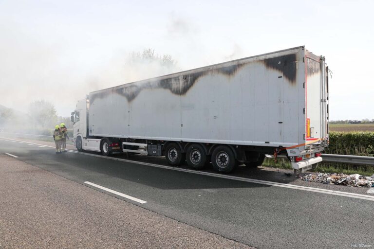 Trailer met bedrijfsafval in brand op A17 bij Oud Gastel