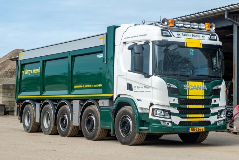 Veldhuizen Trucks levert 50-tons Scania 10×4 kipper met luchtvering en draaikransbesturing aan Barry van Heerdt