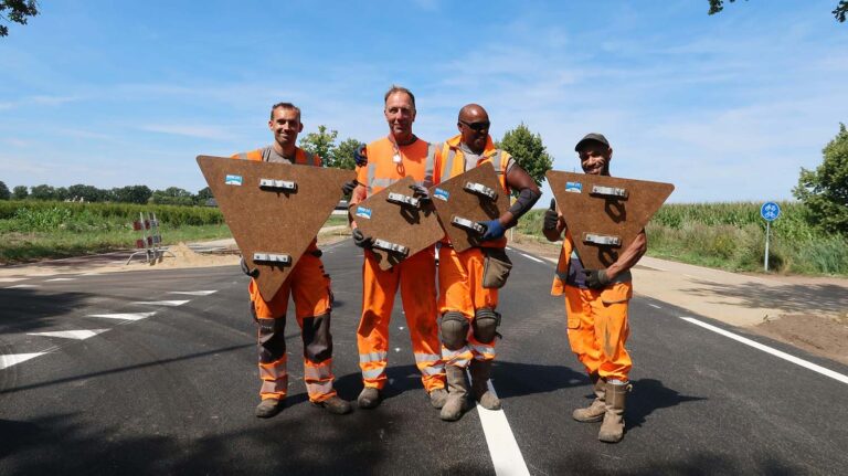 Rijkswaterstaat test biobased verkeersborden langs A58 bij Oirschot