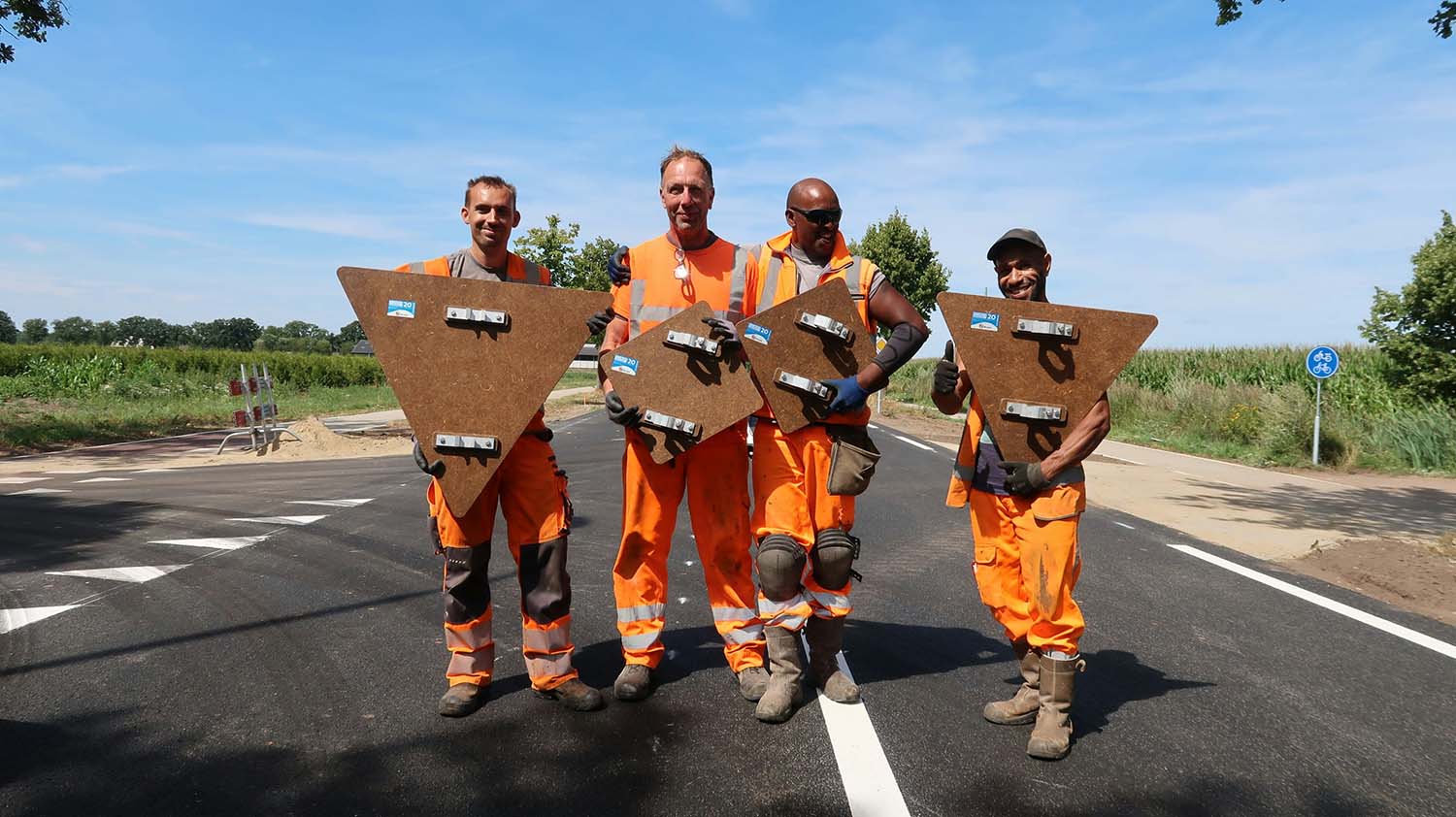 Rijkswaterstaat test biobased verkeersborden langs A58 bij Oirschot