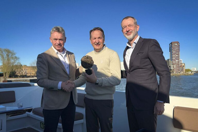 Jan Janse ontvangt Boeganker voor bijdrage aan veiligheid Rotterdamse haven