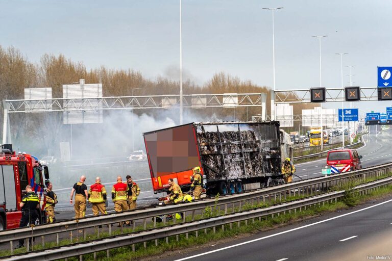 Vrachtwagen met lading papier in brand op A16 bij Rotterdam