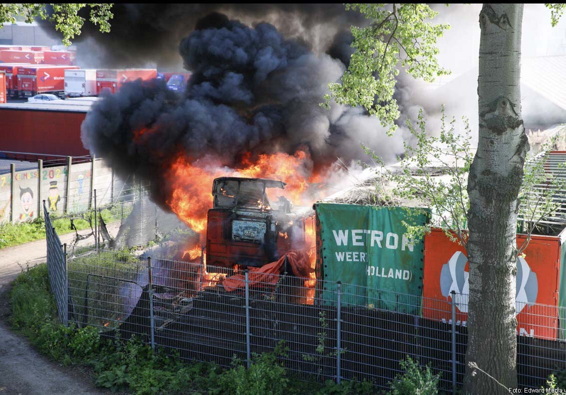 Vermoeden van brandstichting na brand in meerdere oude vrachtwagens in Weert
