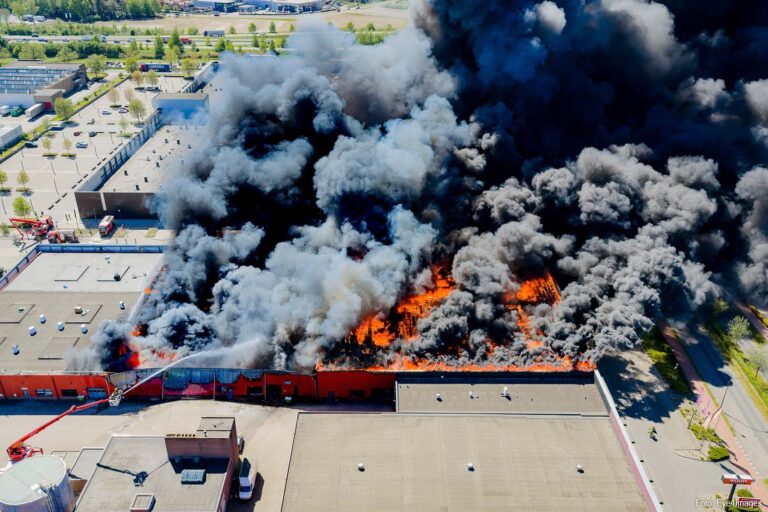 Zes panden op woonboulevard Waalwijk zwaar beschadigd door brand