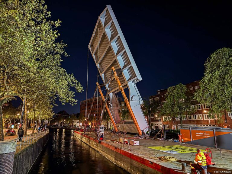 Spectaculair transport: Brugdek voor A10 Zuid over water door Amsterdam vervoerd