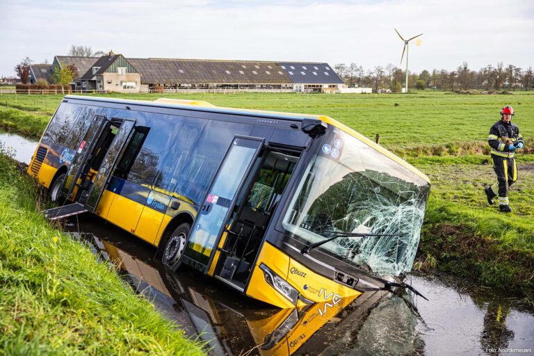 Lijnbus te water in Terherne, meerdere gewonden naar ziekenhuis