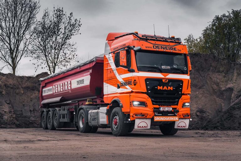 DENEIRE N.V. neemt nieuwe MAN TGX 18.520 met kippercombinatie in gebruik