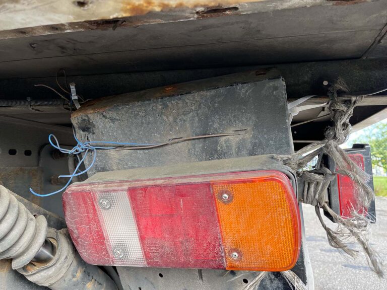 Van kapot achterlicht tot levensgevaarlijk voertuig: vrachtwagen stilgelegd in Duitse Kleve [+foto’s]