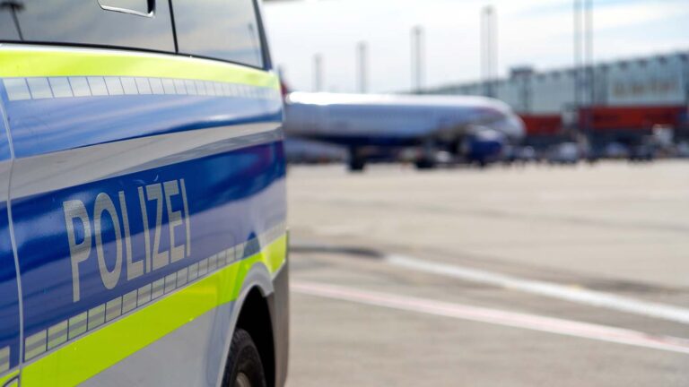 Dronken passagier gaat door het lint op Duitse luchthaven, politie grijpt in