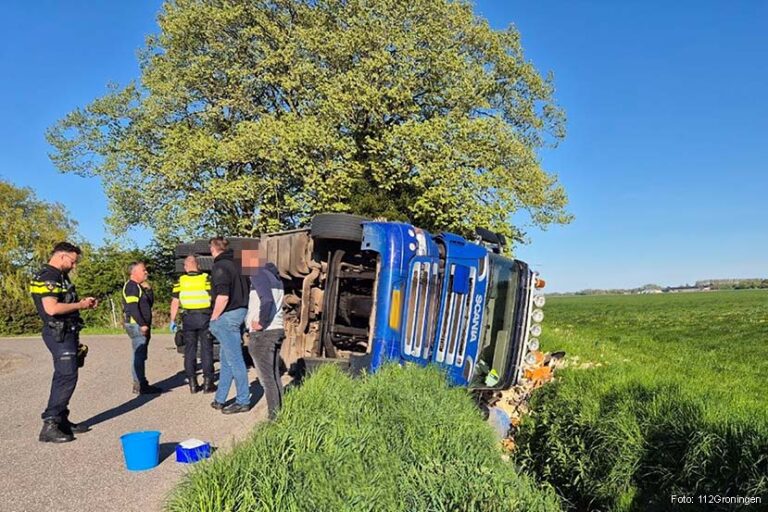 Vrachtwagen gekanteld in Oostwold, chauffeur lichtgewond