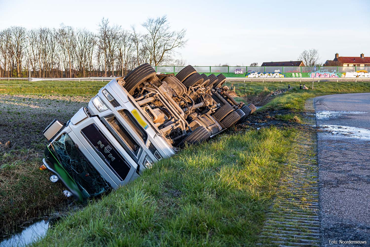 Vrachtwagen met mest gekanteld in sloot bij Zurich