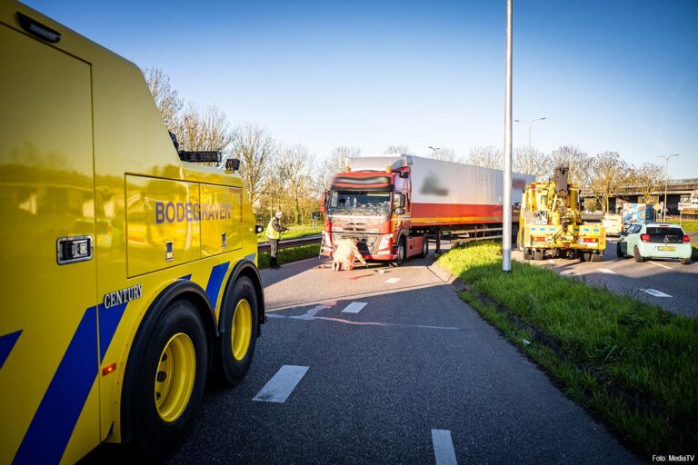 Trailer vrachtwagen schaart in Alphen aan den Rijn, weg deels afgesloten