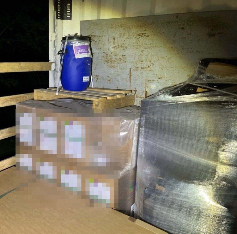 Vrachtwagen met gevaarlijke lading stilgezet op Duitse A2: gebied afgezet na problemen met natriumfluoride