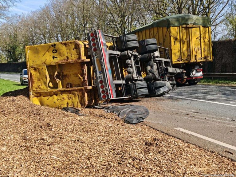 Aanhanger schaart op N18 bij Groenlo, weg urenlang dicht door houtsnippers