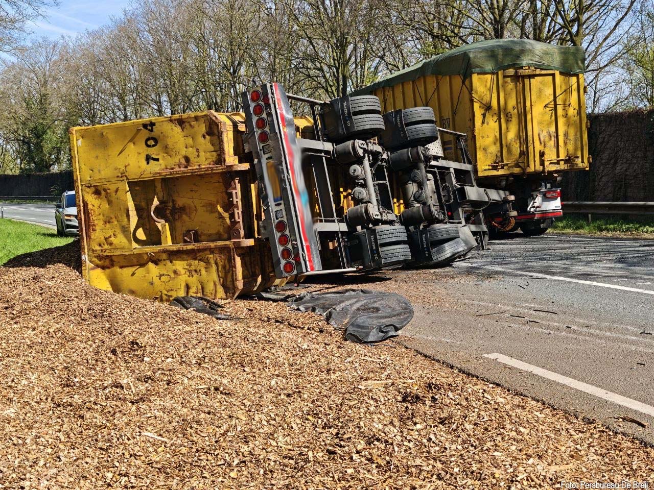 Aanhanger schaart op N18 bij Groenlo, weg urenlang dicht door houtsnippers