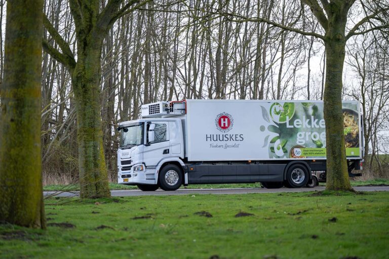Huuskes zet in op elektrisch transport met twee Scania 23P bakwagens