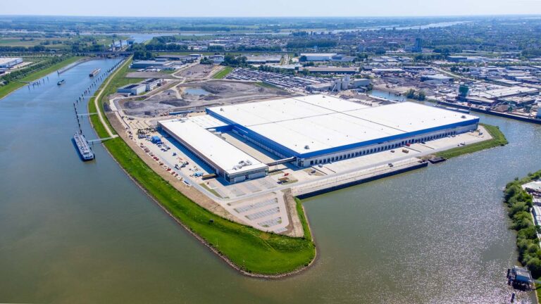 Zonnig weer drijft complexe logistieke operatie achter bouwmarkten tot het uiterste