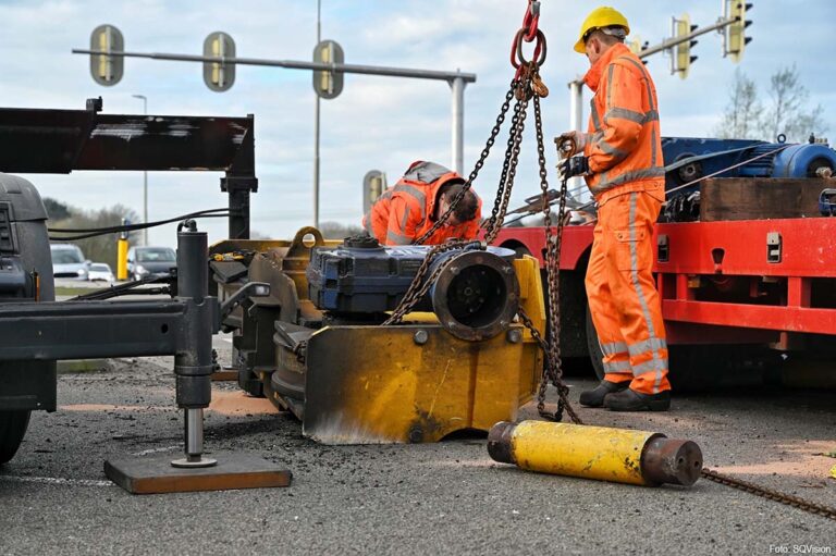 Vrachtwagen verliest zware kraanonderdelen in Tilburg