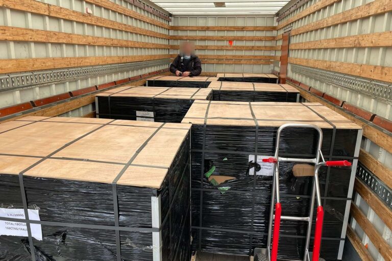 Ruim 1.000 flessen lachgas aangetroffen in laadruimte vrachtwagen op A12, chauffeur aangehouden