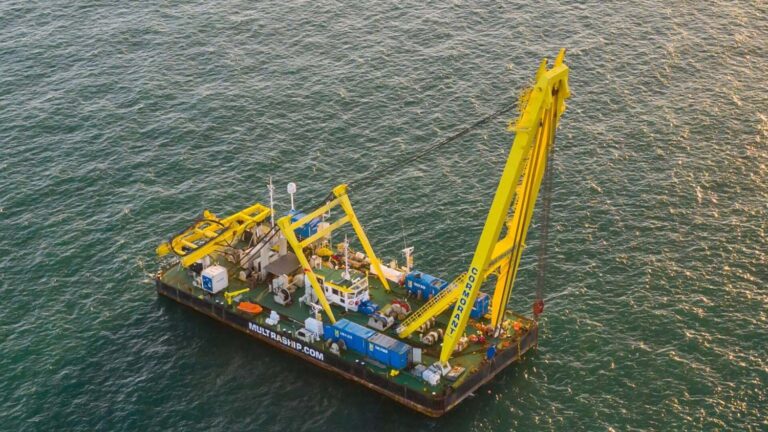 Multraship en Herbosch-Kiere gestart met berging gezonken binnenschip SOLA GRATIA in Schelde