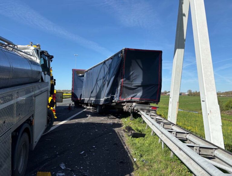 A27 dicht bij knooppunt Everdingen na ongeval met vrachtwagens en auto’s, lange vertragingen [+foto’s]