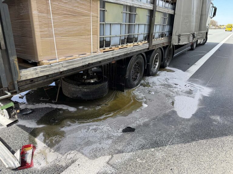 Duitse A2 uren dicht na ongeval met vrachtwagens en lekkende chemische stof [+foto’s]