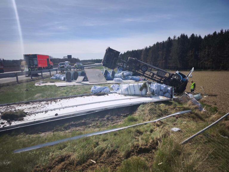 Vrachtwagen gekanteld op Duitse A9, chauffeur gewond